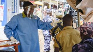 Un médecin vérifie la température de congolais à Mpondwe, dans l'ouest de l'Ouganda, à la frontière de la RDC.