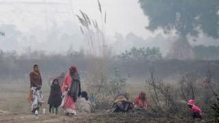 ভারতের গ্রামেগঞ্জে মহিলা ও শিশুদের প্রকাশ্য স্থানে মলত্যাগ এখনও খুব স্বাভাবিক একটি ঘটনা (ফাইল চিত্র)