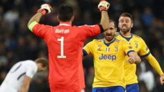 'Yan wasan Juventus Gianluigi Buffon da Andrea Barzagli (a dama) da Giorgio Chiellini na murnar fitar da Tottenham