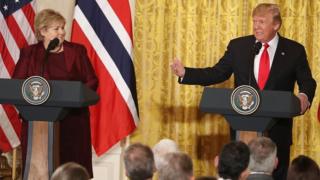 Президент США Дональд Трамп и премьер-министр Норвегии Эрна Солберг беседуют со СМИ во время пресс-конференции в Белом доме 10 января 2018 года