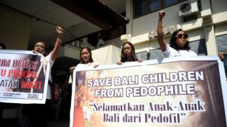 Aktivis menunjukkan spanduk di depan sel tempat ditahannya warga Australia, Robert Andrew Ellis, sebelum menjalani sidang kasus pedofilia di Denpasar, Juli 2016.