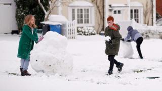 Дети играют в снегу в Хартли Уинтни