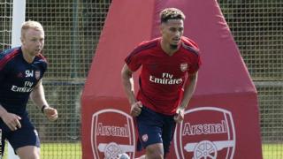 William Saliba (kulia)