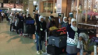 Kedatangan para TKW di bandara Soekarno Hatta -bukan W yang jadi tokoh dalam laporan ini.