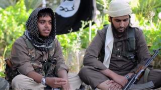 Reyaad Khan (chwith) gyda Nasser Muthana yn y fideo