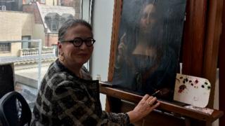 Dianne Modestini restaurando la obra atribuida a Leonardo da Vinci que batió récords en una subasta.