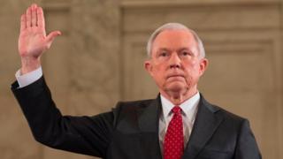 Jeff Sessions jurando como fiscal general.