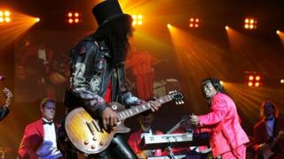 Гитарист Слэш с Les Paul