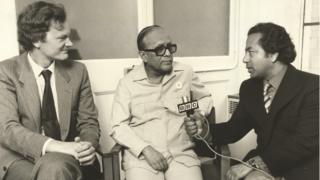 পশ্চিমবঙ্গের তৎকালীন মুখ্যমন্ত্রী জ্যোতি বসুর সাক্ষাতকার নিচ্ছেন শ্যামল লোধ। সাথে আছেন বাংলা বিভাগের তৎকালীন প্রধান জন রেনার।