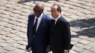 Les présidents Keita (G.) et Hollande (D.)