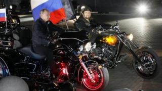 putin monta moto