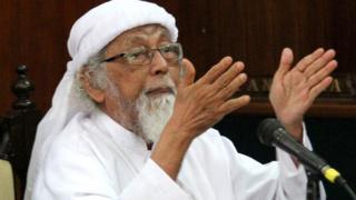 إندونيسيا تراجع قرار الإفراج المبكر عن رجل الدين المتطرف أبو بكر باعشير