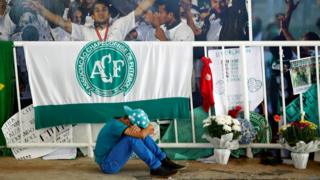 Magoya bayan kungiyar Chapecoense yayin jimamin hadarin a filin wasan kungiyar