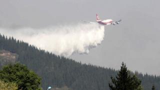 Boeing 747 super tanker dropping water in Chile