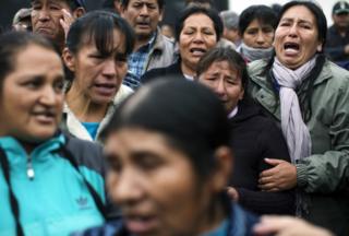 Familiares de las víctimas de la masacre de Accomarca esperan el fallo fuera del tribunal el 31 de agosto de 2016.