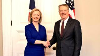 Photograph of Liz Truss shaking hands with US trade representative Robert Lighthizer