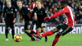 Jermain Defoe a lokacin da yake cin Liverpool a wasan da suka yi 2-2 na Premier bana