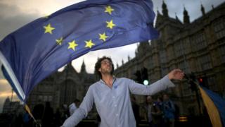 Jovem participa de protesto anti-Brexit em Londres