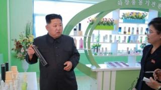 Kim Jong-Un atembelea kiwanda cha vipodozi na mkewe
