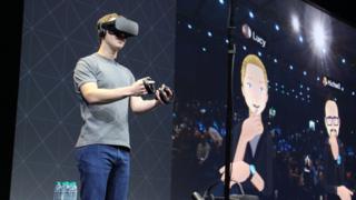 Mark Zuckerberg Oculus kullanıyor