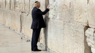 Bishii May ayuu Trump noqday madaxweynihii ugu horreeyay ee Maraykan ah oo isagoo xilka haya booqda darbiga Western Wall