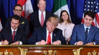 Президент Энрике Пена, президент Дональд Трамп и премьер-министр Джастин Трюдо подписывают соглашение о торговле США и США
