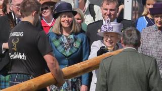 The Queen poured whisky from a quaich on to the caber