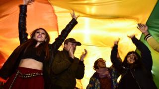 Люди празднуют после того, как Конституционный суд Эквадора одобрил равный гражданский брак, в Кито