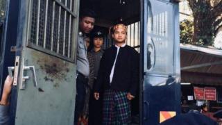 စစ်ဘေးရှောင်တွေကို ကယ်တင်နိုင်ရေး ဆန္ဒပြခဲ့ကြလို့ ပြစ်ဒဏ်ချမှတ်ခံရ