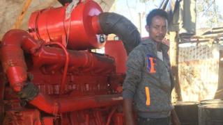 ገብረመስቀል ኣብ ጥቓ ጀነሬተሩ
