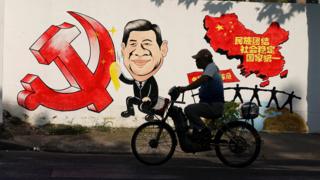 上海街头一幅宣传习近平政策的绘画(28/9/2018)