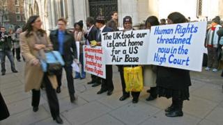Des Chagossiens protestent devant un tribunal de Londres, le 5 février 2007, contre une décision de justice qui devant les empêcher de retourner dans l'archipel des Chagos.