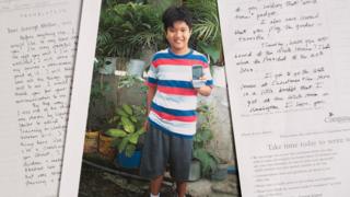 Cartas com uma foto de Timothy no centro