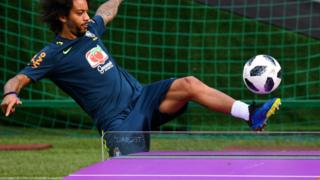 Marcelo logra rematar en un juego de teqball.