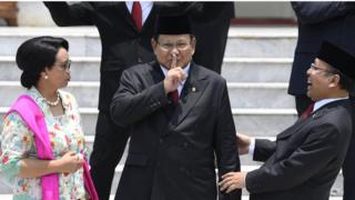 Prabowo (tengah) bersama Menteri Luar Negeri Retno Marsudi dan Mensesneg Pratikno.