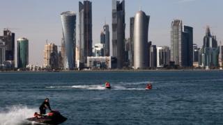 Doha, ibu kota Qatar, yang penuh dengan gedung modern pencakar langit.