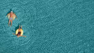 hombres en el mar