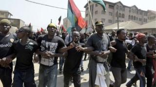 Uwo ni umurwi w'abanyagihugu bo muri Biafra bashaka ko intara yabo yikukira, umukuru wabo yafashwe akekwa gukora ico gitero