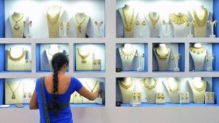 உட்காருவதற்காக எழுந்து நின்று உரிமையை கேளுங்கள்''- கேரளாவில் ஒலிக்கும் பெண் குரல்
