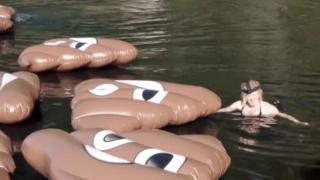 Участник Action Station плавает с какашками в озере Охакури