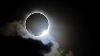 Eclipse solar total con nubes.
