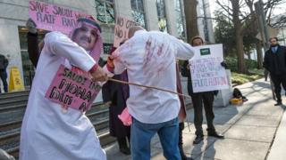 Акция протеста против порки блоггера из Саудовской Аравии