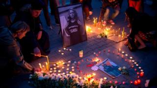 Varias personas recuerdan a Viktoria Marinova en Sofía.