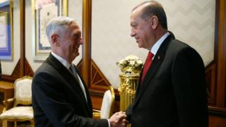 وزير الدفاع الأمريكي جيم ماتيس (يسار) خلال لقاء الرئيس التركي رجب طيب أردوغان