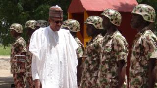 Aarẹ Buhari n se ayẹwo awọn olgun to duro ni iduro ẹyẹ