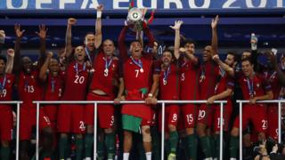 Ronaldo levanta el trofeo de campeón.