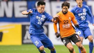 Le club indique vouloir faire un exemple en lui infligeant en outre une amende de 300 000 yuans (40 777 euros), une somme énorme pour un footballeur chinois.