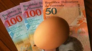 Ovo em cima de notas de bolívares