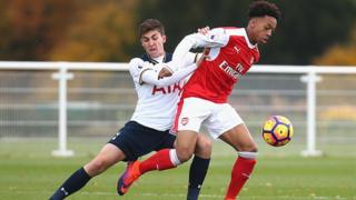 Les Artilleurs seront privés du latéral international espagnol Hector Bellerin qui est blessé à la cheville et qui sera absent des terrains pendant un mois.