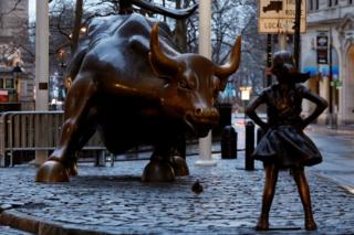 Статуя девушки, стоящей перед Уолл-стрит-буллом, рассматривается в рамках кампании, проводимой американским управляющим фондами на Стейт-стрит, с целью заставить компании поставить женщин на свои доски в финансовом районе Нью-Йорка